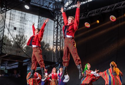 Na pierwszym planie dwóch Artystów a w tle Artyści w kostiumach sieradzkich