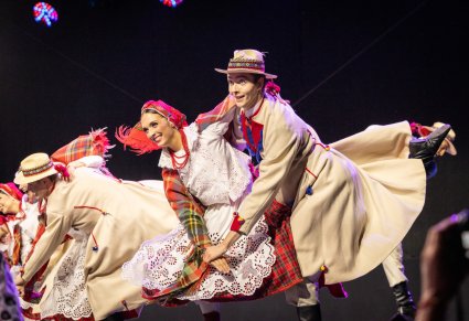 Zbliżenie na parę tancerzy w kostiumach łańcuckich, tańczącą podczas koncertu