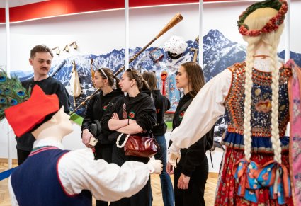 Zespół Jawor zwiedzający Centrum Folkloru Polskiego "Karolin"
