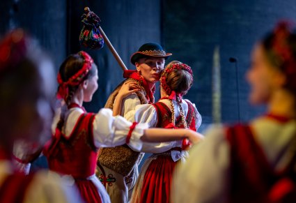 Artyści na scenie w kostiumach jurgowskich, Dziewczyna z Chłopakiem dająca sobie całusa w policzek