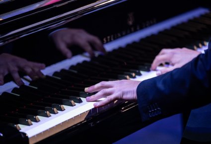 Akompaniator grający na fortepianie
