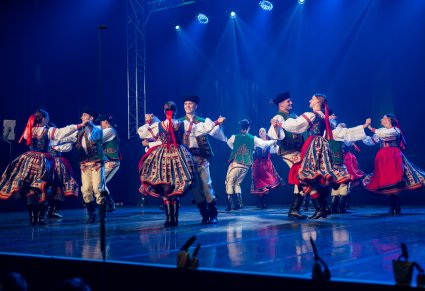 Tancerze w kostiumach spiskich na scenie