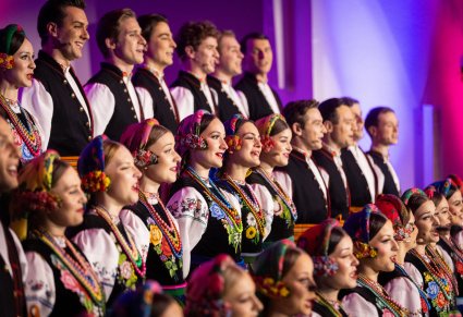 Część Artystów Chóru w kostiumach łowickich