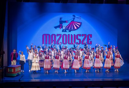 Artyści i aktorzy w ukłonach końcowych