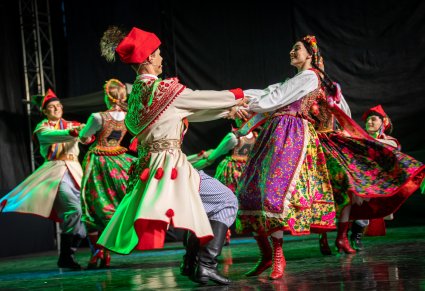 Zbliżenie na parę taneczną w kostiumach krakowskich podczas obrotów