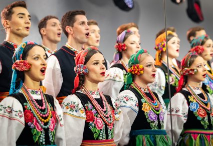 Część chóru w kostiumach łowickich podczas koncertu