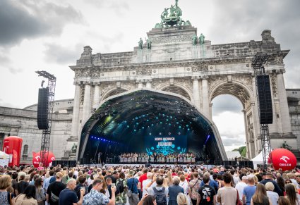 Pełny widok na scenę, publiczność. Na scenie Artyści w kostiumach krakowskich.
