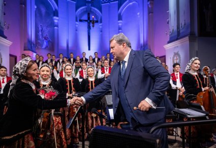 Wręczenie kwiatów Dyrektorowi zespołu "Mazowsze"