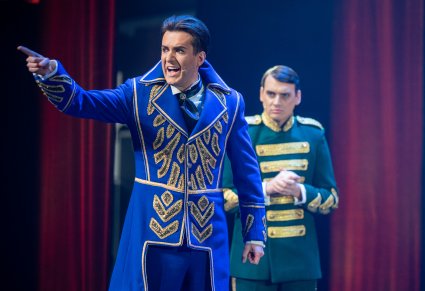 Na pierwszym planie postać Kanclerza a za nią postać Wielkiego Podskarbiego