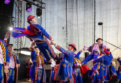 Grupa Artystów Baletu w kostiumach podegrodzkich podczas wykonywania choreografii tanecznej