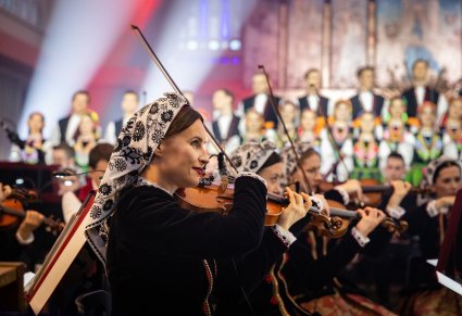 Zbliżenie na Artystki Orkiestry w kostiumach wilanowskich grające na instrumentach smyczkowych