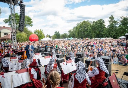 Na pierwszym planie orkiestra wraz z Dyrektorem Jackiem Bonieckim, w tle publiczność koncertu
