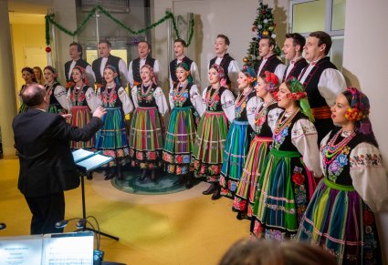 Artyści Chóru w kostiumach łowickich podczas śpiewu
