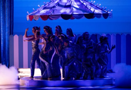 Na scenie grupa Artystek odgrywających postaci Gwiazd. Artystki ubrane są w srebrne, migocące się kostiumy. Scenografia przedstawia daszek cyrkowy.