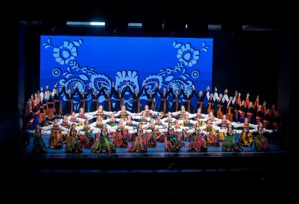 Artyści w kostiumach ludowych po zakończonym koncercie na scenie