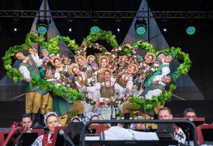 Grupa Artystów na scenie w kostiumach lubuskich z dekoracją winobrania