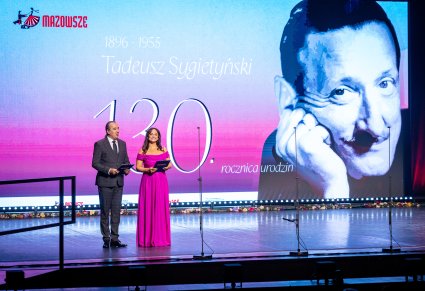 Na scenie Prowadzący i Prowadząca koncert "Kalejdoskop Barw Polski"