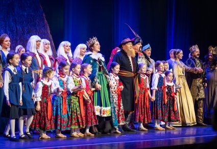 Część Artystów grających w spektaklu podczas wspólnego śpiewu na scenie