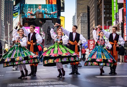 3 pary Artystów w kostiumach łowickich na Time Square