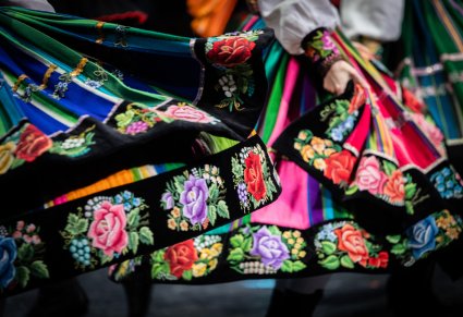 Zbliżenie na detale kostiumu łowickiego damskiego