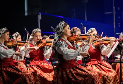 Zbliżenie na grupę skrzypaczek w kostiumach wilanowskich