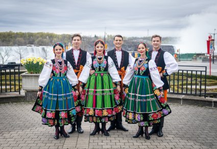 3 Pary Artystów w kostiumach łowickich na tle wodospadu Niagara