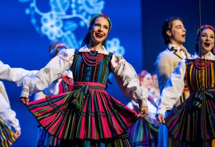 Zbliżenie na Artystki w kostiumach opoczyńskich w trakcie wykonywania choreografii tanecznej