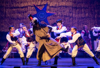 Na pierwszym planie Turoń wraz z Artystami grającymi w spektaklu "Betlejem Polskie"