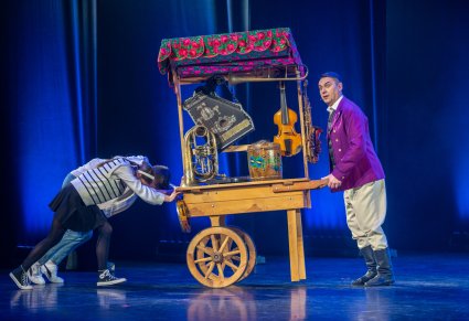 Pan Kajetan ze swoim muzycznym kramikiem, Agnieszka i Tomek