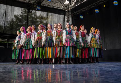 Artyści w kostiumach opoczyńskich na scenie w choreografii tanecznej