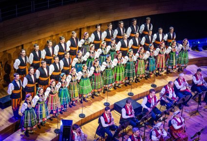 Na scenie Artyści Chóru w kostiumach łowickich wraz z Orkiestrą w kostiumach wilanowskich