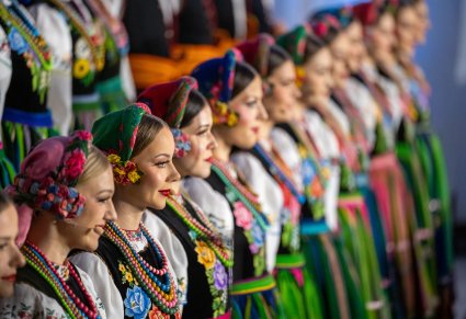 Zbliżenie na Artystki Chóru w kostiumach łowickich