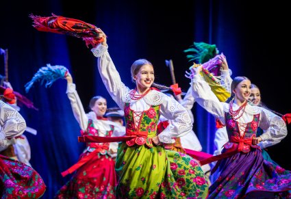 Tancerki w kostiumach podhalańckich na scenie