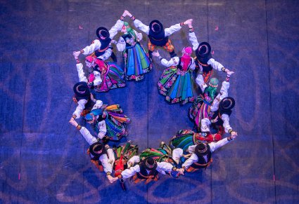 Zdjęcie z góry na scenę z tancerzami w kostiumach łowickich