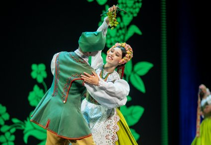 Zbliżenie na parę taneczną w kostiumach lubuskich w figurze tanecznej