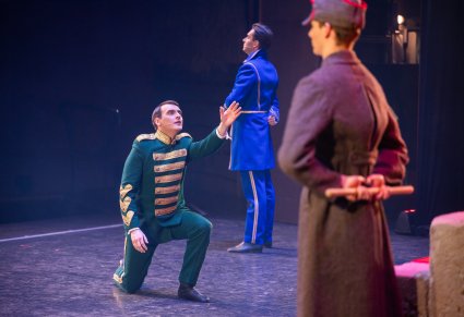 Na pierwszym planie postać Żołdaka, dalej klęcząca postać Wielkiego Podskarbiego w tle postać Kanclerza.