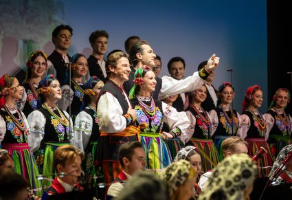 Chór w kostiumach łowickich podczas występu