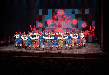 Artyści w kostiumach krakowskich na scenie