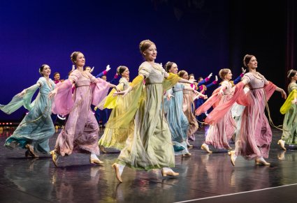 Na scenie Artyści w kostiumach księstwa warszawskiego podczas wykonywania choreografii tanecznej