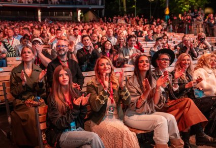 Publiczność bawiąca się podczas występu zespołu, wśród nich aktorzy, prezenterzy i influencerzy