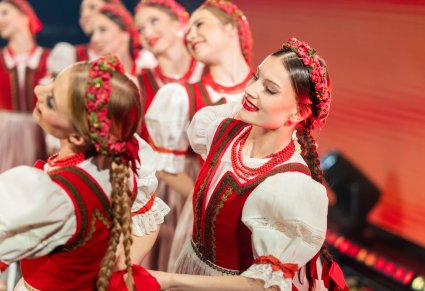 Zbliżenie na Artystki w kostiumach jurgowskich w trakcie wykonywania choreografii tanecznej