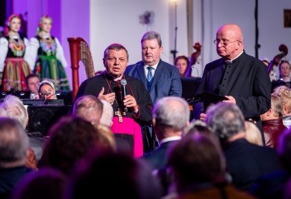 Zbliżenie na duchownego podczas przemowy