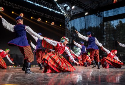 Artyści w choreografii na scenie w kostiumach sieradzkich