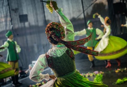 Zbliżenie na tancerkę baletu i jej kostium lubuski, podczas lubuskiego winobrania