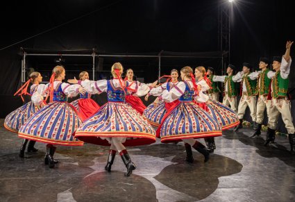 Zbliżenie na tancerzy baletu w kostiumach spiskich