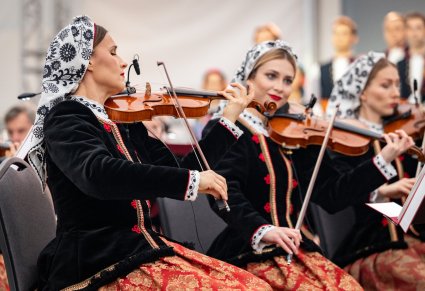 Bliskie zbliżenie na trzy skrzypaczki w kostiumach wilanowskich