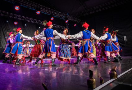 Artyści w kostiumach krakowskich podczas układu