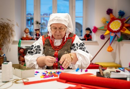 Zbliżenie na Instruktorkę warsztatów w kostiumie wilanowskim