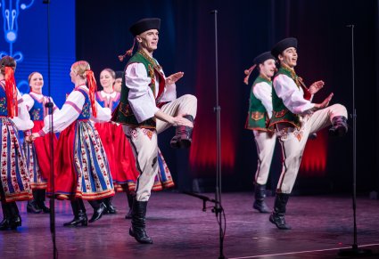 Zbliżenie na artystów w kostiumach spiskich