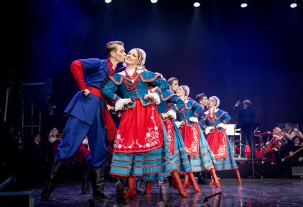 Zbliżenie na grupę Artystów w kostiumach kujawskich w trakcie wykonywania choreografii tanecznej